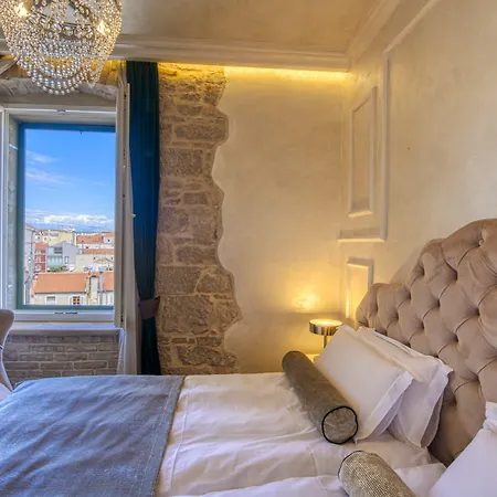 Riva Palace - Design Pensión 4*