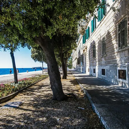 Gostinjska kuća Riva Palace - Design 4*